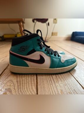 Nike Air Jordan 1 Mid South Beach size 10.5